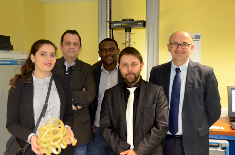 (de gauche à droite) Latifa Daami, Richard Bernier, Rodrigue Matadi-Boumbimba, Frédéric Fradet (directeur de Plastinnov) et Alexis Rusinek (de gauche à droite) Latifa Daami, Richard Bernier, Rodrigue Matadi-Boumbimba, Frédéric Fradet (directeur de Plastinnov) et Alexis Rusinek