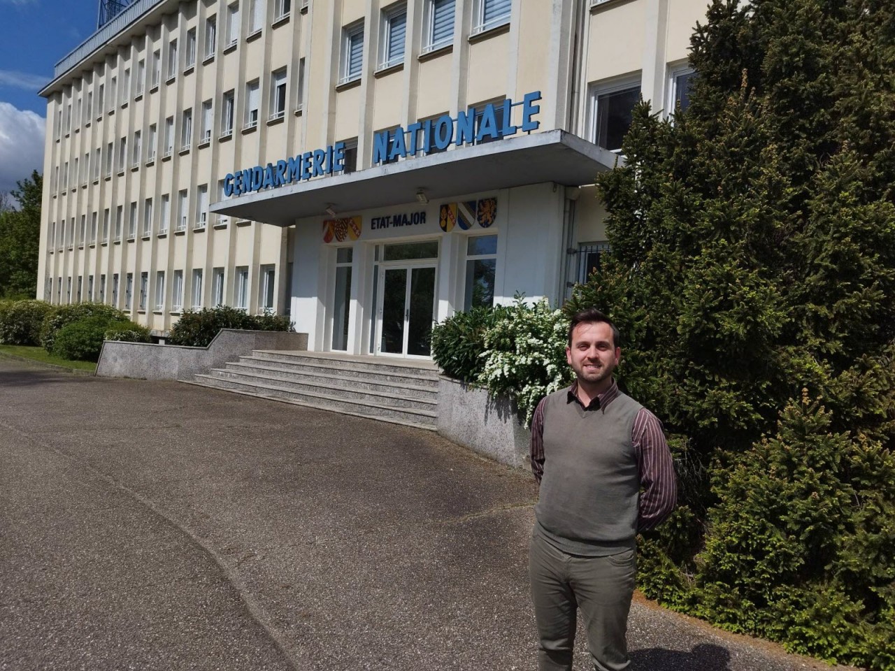 Benoît Martin devant la gendarmerie