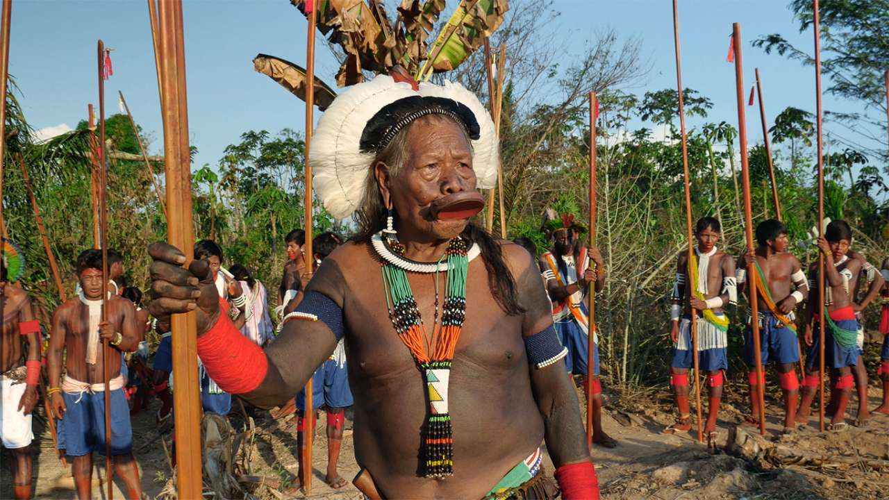 Le cacique Raoni et la tribu Kapayo - Crédit photo : Planète Amazone