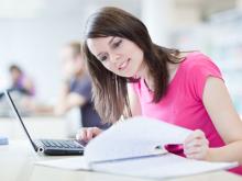 étudiante au travail