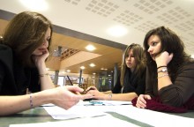 Des étudiantes travaillent ensemble.