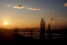 Fumées industriels au lever du jour.