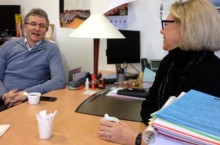 Jacques Felblinger et Dominique Macaire échangent autour d'un bureau.