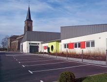 Une maison de santé pluridisciplinaire dans une commune mosellane "multipolarisée" (source Observatoire des Territoires) et "déficitaire en soins de premiers recours" (source ARS Lorraine). Ouverte depuis février 2014, elle compte deux médecins généralistes, trois kinésithérapeutes, deux ostéopathes, un infirmier, une diététicienne, une pédicure et un psychologue-sophrologue. Photo. D. Kessler-Bilthauer, décembre 2014.