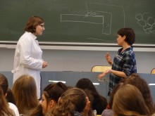 Jeu de rôle (à gauche une lycéenne et à droite une actrice de la compagnie LAPS/équipe du matin)