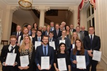Les lauréats, les partenaires économiques et institutionnels, Son Excellence l’Ambassadeur d’Allemagne en France, Monsieur Nikolaus Meyer-Landrut, ainsi que la Présidente de l’UFA, Madame Patricia Oster-Stierle et le Vice-Président de l’UFA, Monsieur Patrice Neau (Copyright: F. Brunet/UFA)
