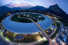 Hall expérimental et anneau de stockage de l'ESRF (crédit : P. Ginter / ESRF)