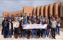 Les étudiants américains et français sur le parvis de l'ENSEM Les étudiants américains et français sur le parvis de l'ENSEM