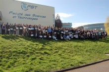 les étudiants sur la pelouse du campus