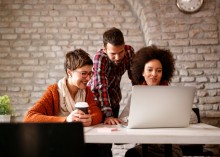 En parallèle de leur thèse, nombre de doctorants assument d'ores et déjà des missions en entreprise. Shutterstock