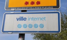 Panneau “Ville internet” (Rosny-sous-Bois, 2016). La présence de site internet dans les communes n'est pas systématique. Chabe01/Wikimedia, CC BY-SA Panneau “Ville internet” (Rosny-sous-Bois, 2016). La présence de site internet dans les communes n'est pas systématique. Chabe01/Wikimedia, CC BY-SA