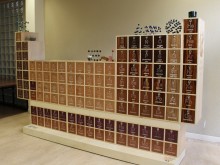 Expo itinérante Mendeleïev Meuble en bois représentant le tableau périodique des éléments chimiques