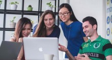 École d'été Master Erasmus Mundus+ DEPEND Étudiants réunis autour d'un ordinateur