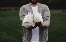 personne ouvrant un livre