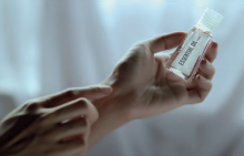 Gouttes d'essence de plante sur poignet