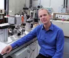 Benoît Denand à l’IJL devant le four portable qu’il a conçu Benoît Denand