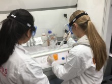 Duex étudiantes analyse une tique au Laboratoire Tous Chercheurs de Nancy