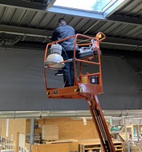 Remplacement des anciennes lampes de la halle technique