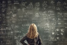 Étudiante devant un tableau noir avec des formules mathématiques