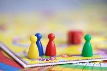 Des pions sur un jeu de plateau coloré