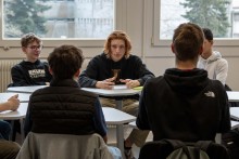 Matteo Herry, étudiant de BUT2 à l'IUT de Saint-Dié, présente son parcours aux élèves du lycée Baumont. Photo de Matteo Herry, étudiant de BUT2 à l'IUT de Saint-Dié.