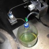 Au pied de chaque lysimètre, une bombonne recueille l'eau qui s'en écoule.