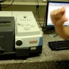 Un spectroscope infrarouge à incidence rasante. La spectroscopie infrarouge exploite le fait que les molécules absorbent des fréquences spécifiques caractéristiques de leur structure afin de déterminer la nature ou la composition d’un composé ou d’un mélange.