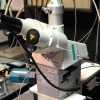 Un microscope RAMAN. Caractérisation de la composition chimique d’un matériau en employant une lumière monochromatique qui est dirigée vers l’échantillon. L’appareil analysera alors la lumière diffusée.