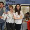 Les passants apprécient l'attention de l'Institut Confucius : leur nom en caractères chinois Les passants apprécient l'attention de l'Institut Confucius : leur nom en caractères chinois