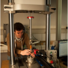 Mise en place des éprouvettes avant le test mécanique. Une caméra numérique va enregistrer la déformation au cours de l’essai, pour ensuite en déduire le comportement du matériau.