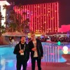 Jean-Loïs Bello (à gauche) devant l'hôtel du Congrès Magnetism and Magnetic Materials (MMM) à Las Vegas Jean-Loïs Bello (à gauche) devant l'hôtel du Congrès Magnetism and Magnetic Materials (MMM) à Las Vegas