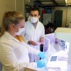 akaria et Claire, stagiaire de Master, travaillent ensemble sur la bio-imprimante Zakaria et Claire, stagiaire de Master, travaillent ensemble sur la bio-imprimante