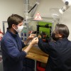 Thomas Hauet et Samuel Kenzari devant l'imprimante 3D magnétique Thomas Hauet et Samuel Kenzari devant l'imprimante 3D magnétique