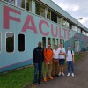 Sakoba Keita et les étudiants MS, le responsable de filière MS, le président de Cesam devant la Faculté Sakoba Keita et les étudiants MS, le responsable de filière MS, le président de Cesam devant la Faculté des Sciences du Sport