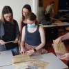 Du document à l'archive Lecture de journaux et d'affiches par les étudiants pendant l'atelier d'Histoire