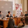 Dominique Hascoët et Pauline sont intervenues auprès de Alison Bechdel et Alice Zeniter durant une table-ronde animée par Sonia Déschamps.  Dominique Hascoët et Pauline interprétaient pour Alison Bechdel et Alice Zeniter durant une table-ronde animée par Sonia Déschamps.