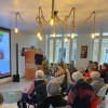 Laurent Miclo (Calbinotox) échange avec le public lors de la projection débat "Mange pour aller mieux" à Saint Mihiel