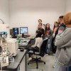 Les élèves du lycée De la Salle découvrent la microscopie électronique à balayage avec Halima Rahmoune et Billel Sadoune, doctorants au LEM3.