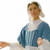 Photo du spectacle "Le Malade" photo d'une comédienne du spectacle "Le Malade" en tenue du 16e siècle (robe bleue corsetée, tablier, coiffe et chemisier en coton blanc)