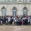 L’ensemble des participants au workshop ainsi que les organisateurs se réunissent pour une photo de groupe sur les escaliers extérieurs de l’abbaye. L’ensemble des participants au workshop ainsi que les organisateurs se réunissent pour une photo de groupe sur les escaliers extérieurs de l’abbaye.
