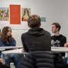 Mathis Martin, étudiant en B.U.T. 2 INFO, discute avec les lycéens de sa formation. Photo de Mathis Martin, étudiant en B.U.T. 2 INFO.