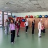 Aperçu de l'atelier : Groupe de l'atelier de QI-Gong en train de faire un exercice.