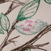 l'Arbre des langues - Brian is in the kitchen Feuille portant l’inscription “Brian is in the kitchen” sur L’Arbre des langues de Maud Guély