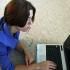 Une jeune femme travaille sur son ordinateur portable.