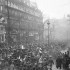 Les Grands boulevards le jour de l'armistice [la foule en liesse à l'occasion du 11 novembre 1918]