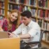 Les étudiants en situation de handicap peuvent par exemple bénéficier d'un aménagement de cursus ou de l'aide de preneurs de notes. Shutterstock